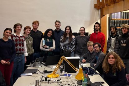 Los estudiantes de la Universidad de Dublin y sus profesores observan tranquilamente desde la biblioteca de Calar Alto.