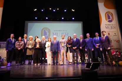 Foto de familia de la gala de los II Premios de la Mujer de LA VOZ.