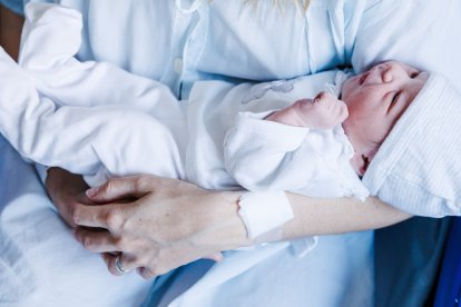 Un recién nacido en un hospital.