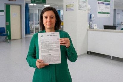 Carmen Martínez, hija de la paciente que espera desde hace más de un año una cita en Neurología de Torrecárdenas.