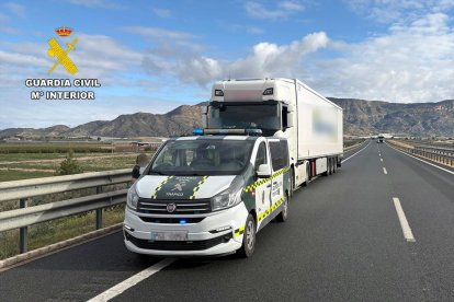Imagen del camión interceptado por la Guardia Civil.
REMITIDA / HANDOUT por GUARDIA CIVIL
Fotografía remitida a medios de comunicación exclusivamente para ilustrar la noticia a la que hace referencia la imagen, y citando la procedencia de la imagen en la firma
19/3/2026