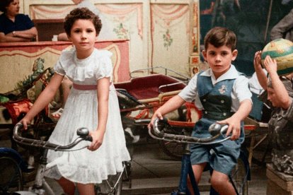 En el recinto ferial siempre había un retratista dispuesto a inmortalizar aquel momento mágico en que los niños le daban la vuelta al mundo en un carrusel.