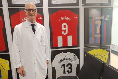 El doctor Ripoll en la clínica que tiene en el Estadio de los Juegos Mediterráneos.