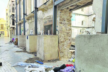 Los okupas se habían instalado en los recovecos de la fachada creando auténticos zulos.