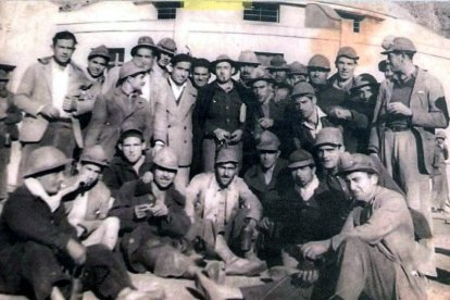 Los mineros de Almagrera junto al poblado de El Arteal, tras una jornada de trabajo en los años 50.  Fue diseñado por Antonio Góngora Galera.