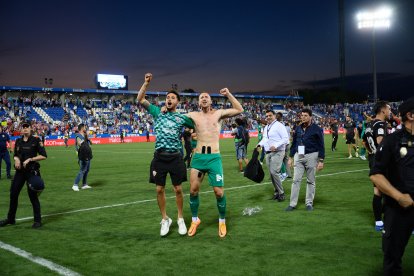 Nelson Monte con Rodrigo Ely celebrando el ascenso a Primera en Butarque.