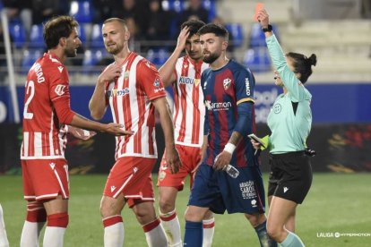 Momento de la expulsión de Leo Baptistao en Huesca.