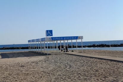 Zona accesible ya montada en la playa de El Palmeral