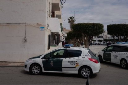 La Guardia Civil, actuando en la Plaza Andalucía de Las 200 Viviendas tras el apuñalamiento.