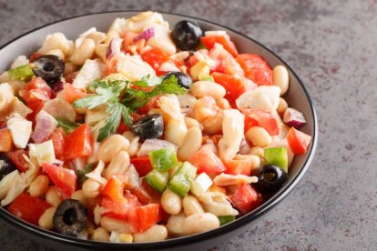 Ensalada de alubias con bacalao desmigado.