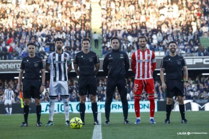 El equipo arbitral con los capitanes en el Castellón-Almería.