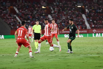 Andrés Martín conduce la pelota y Sergio Arribas atento para robarla.