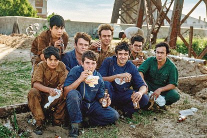Mecánicos y aprendices del garaje de Trino disfrutando del cuarto de hora del desayuno debajo de los hierros del Cable Inglés. Años 70.