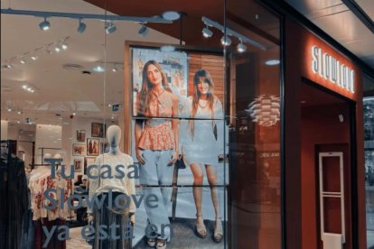 La marca de Isabel Jiménez y Sara Carbonero en el Centro Comercial Mediterráneo.