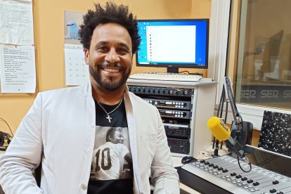 Sena abrió su corazón en 'Pegados a la cal', donde habló de la familia, del fútbol, de su carrera en la Policía y hasta del racismo.