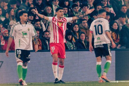 Desesperación y enfado de Marcos Luna en la primera mitad del choque frente al Racing en El Sardinero.