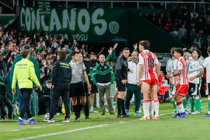 Otra vez Dion Lopy ante la atenta mirada de Al-Khereiji se cargaba el partido.
