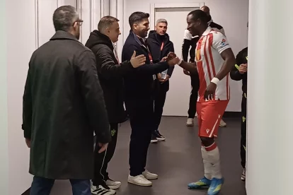 Mohammed Al-Khereiji saluda a Lopy antes del partido del año.
