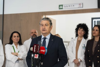 El consejero de Sanidad, Presidencia y Emergencias de la Junta de Andalucía, Antonio Sanz, este lunes en Benahadux.
