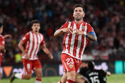 Embarba celebra su gol al Sporting.