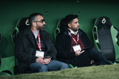 El presidente del Almería junto a Mohamed El Assy en el banquillo del Sardinero.