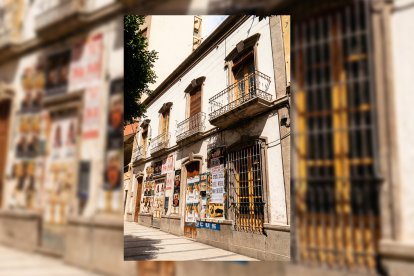 Aspecto de una vivienda del Paseo de Almería en 1976, cuando estaba permitido que te llenaran la fachada de carteles.