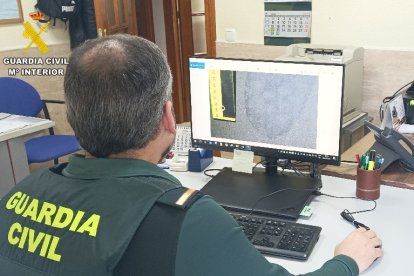 Agente analizando una huella del calzado.