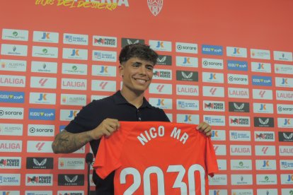 Nico Melamed llegó para ser la estrella del Almería y no lo ha logrado.
