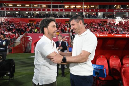 Buen rollo entre el entrenador mejor pagado y uno de perfil bajo.