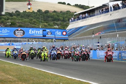 Salida dela carrera sprint, con Marca Márquez saliendo en primera posición.