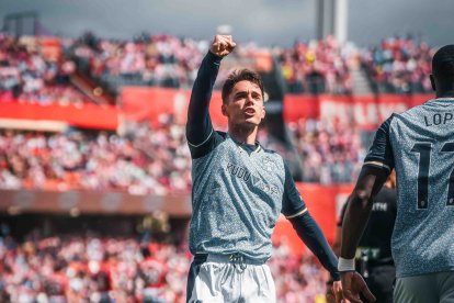 Sergio Arribas celebra la conquista del Nuevo Los Cármenes.