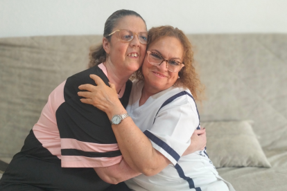 Ana con su auxiliar de ayuda a domicilio, Doris