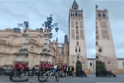 Salida de los participantes en la peregrinación de los Caminos de la Luz de 2026, desde Sevilla y en bicicleta hasta el Cristo de la Luz.