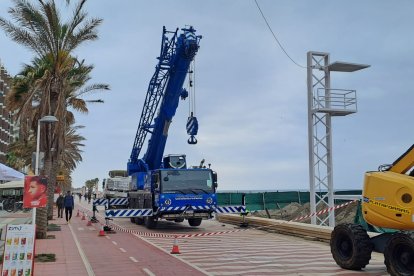 Trabajos para la colocación de la torre de salvamento en San Miguel