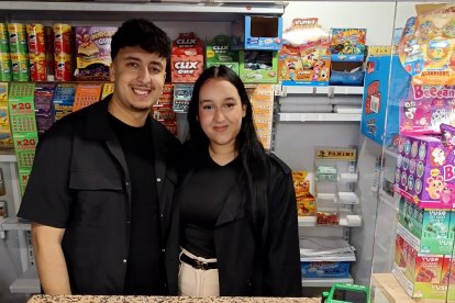 Bilal y Kaoutar se han quedado con el quiosco de Los Molinos en calle Instinción. El traspaso se hizo oficial el pasado mes de marzo.