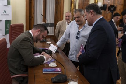 El pregonero, Daniel Valverde Miranda, firma ejemplares de 'Mi adiós prohibido'.