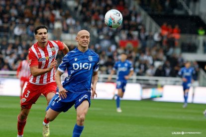 Una jugada del Burgos-Almería en El Plantío con Álex Muñoz y Mollejo.