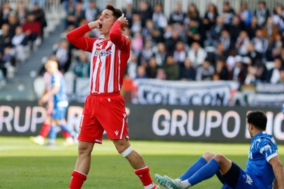Sergio Arribas estuvo desaparecido todo el partido sin encontrar su sitio.