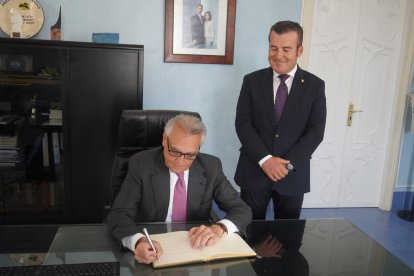 Firma en el Libro de Honor del municipio