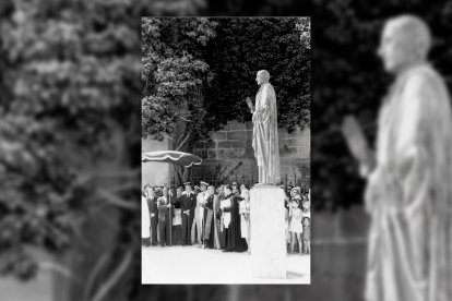El 24 de agosto de 1964 la ciudad le rindió homenaje a Diego Ventaja levantando una estatua en la Plaza de la Catedral. En la foto, el alcalde Cuesta Moyano bajo sombrilla que  portaba un funcionario.
