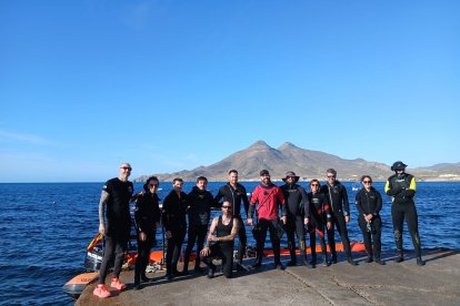Foto en grupo de los participantes en esta limpieza en el Parque Natural de Cabo de Gata