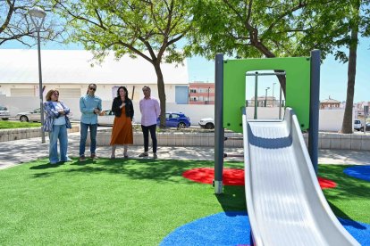La alcaldesa visita las actuaciones realizadas en varios parques infantiles de la ciudad