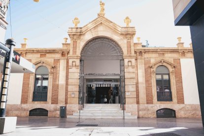 Fachada del Mercado Central, uno de los edificios nuevos que contará con iluminación