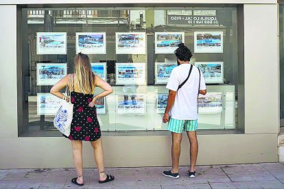 Oferta de alquiler de viviendas en una agencia inmobiliaria.