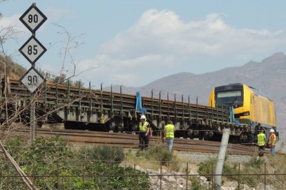 El tren de carriles con la locomotora de Ferrovial al frente en la zona de El Puche este jueves por la mañana.