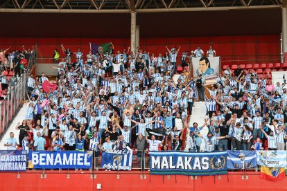 El Mediterráneo se llena de rojiblancos y seguidores de equipos rivales.