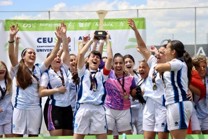Las jugadoras de la UAL celebrando su título en el campus de La Cartuja, en Granada.