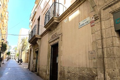 La mayoría de los almerienses cuando pasa por esta calle no sabe quién fue Eduardo Pérez.