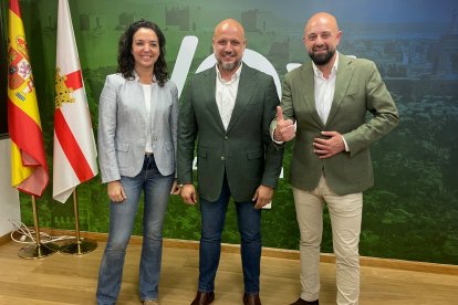 Los tres diputados electos de Vox por Almería ayer en la sede: Clotilde Salvador, Rodrio Alonso y Juaan José  Bosquet.
