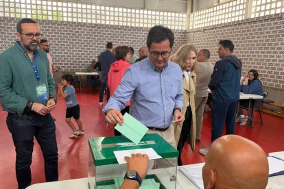 El alcalde de El Ejido, Francisco Góngora, votando durante las elecciones.